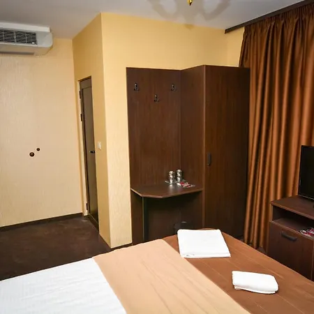 Vrazhdebna Hotel *